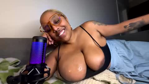 Snapshot of naomigiirl6 chatting on February 14, 3:00 am Naomigiirl6 online show from February 14, 3:00 am