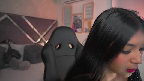 Snapshot of naomigray__ chatting on June 4, 7:09 pm Naomi-Gray online show from June 4, 7:09 pm
