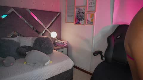 Snapshot of naomigray__ chatting on June 8, 8:42 pm Naomi-Gray online show from June 8, 8:42 pm