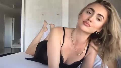 Snapshot of naomirhoades chatting on February 10, 1:03 am naomirhoades online show from February 10, 1:03 am