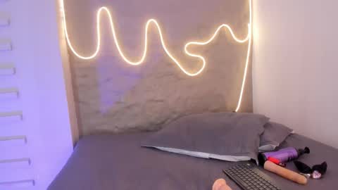 I am Naomy online show from November 18, 7:40 pm