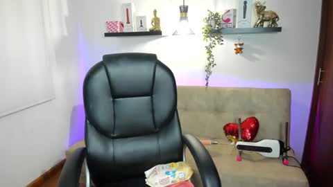 Snapshot of naomy_hot04 chatting on August 6, 12:01 am naomy online show from August 6, 12:01 am