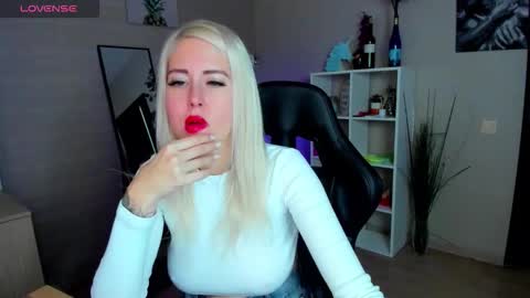 Snapshot of nastasya_cute chatting on October 16, 1:39 am Nastya online show from October 16, 1:39 am