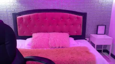 Snapshot of natalie_loffreda chatting on October 7, 2:53 am natalie online show from October 7, 2:53 am