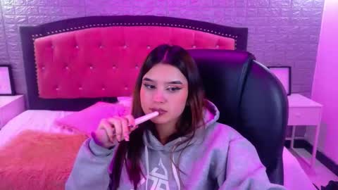 Snapshot of natalie_loffreda chatting on October 14, 7:53 am natalie online show from October 14, 7:53 am