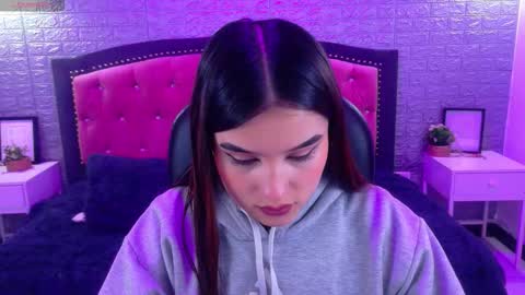 Snapshot of natalie_loffreda chatting on November 15, 3:15 am natalie online show from November 15, 3:15 am