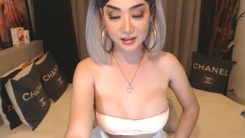 Snapshot of nathaliehuges chatting on October 22, 7:41 am Goddess Nathalie online show from October 22, 7:41 am