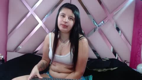 Snapshot of nathaly_low chatting on January 3, 6:01 am nathaly low online show from January 3, 6:01 am