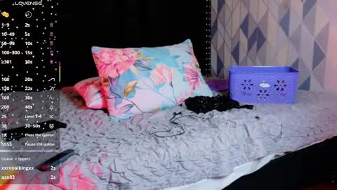 Gwen  online show from October 8, 7:44 pm