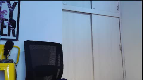 Em  please help me reach 100 thumbs up 3 online show from March 22, 2:59 am