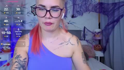 Snapshot of naughty_kittyy1 chatting on November 2, 10:23 pm Maria online show from November 2, 10:23 pm
