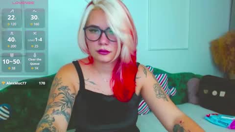 Snapshot of naughty_kittyy1 chatting on November 4, 10:31 pm Maria online show from November 4, 10:31 pm