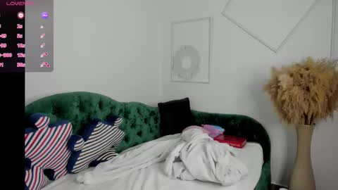 Snapshot of naughty_kittyy1 chatting on November 28, 11:29 pm Maria online show from November 28, 11:29 pm