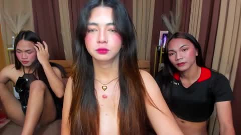 Snapshot of naughty_leigh chatting on April 15, 6:42 am LEIGH online show from April 15, 6:42 am