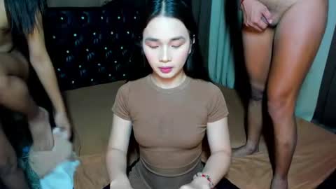 Snapshot of naughty_leigh chatting on June 14, 10:23 pm LEIGH online show from June 14, 10:23 pm