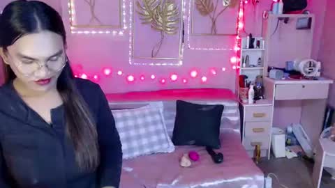 naughty_lorien143 online show from December 1, 1:27 pm