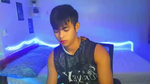 Snapshot of naughtyboylouie chatting on September 25, 1:37 pm Loue online show from September 25, 1:37 pm