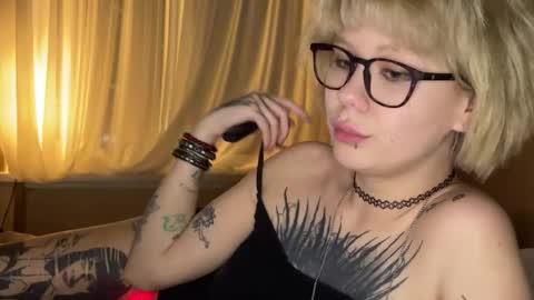NaughtyLayla666 online show from May 30, 6:05 pm