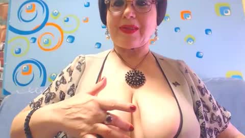 Snapshot of naughtymomxxx chatting on December 28, 5:55 am OldKinkyMILF online show from December 28, 5:55 am
