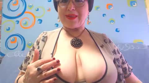 Snapshot of naughtymomxxx chatting on January 11, 5:20 am OldKinkyMILF online show from January 11, 5:20 am