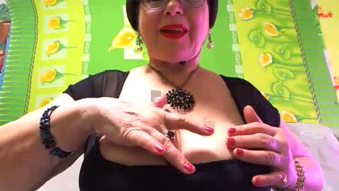 Snapshot of naughtymomxxx chatting on February 3, 5:51 am OldKinkyMILF online show from February 3, 5:51 am