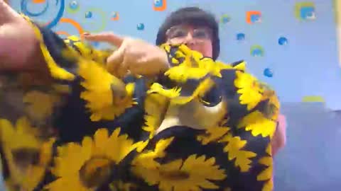 Snapshot of naughtymomxxx chatting on February 15, 9:16 am OldKinkyMILF online show from February 15, 9:16 am