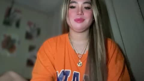 Snapshot of naughtyrosecum chatting on February 3, 12:57 pm Rose Wilson online show from February 3, 12:57 pm