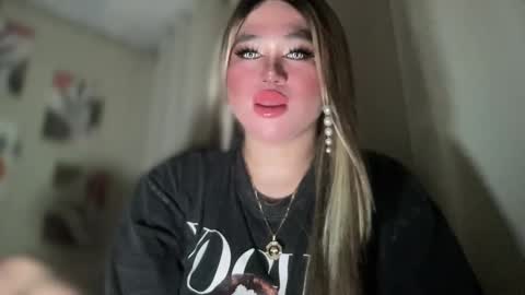 Snapshot of naughtyrosecum chatting on March 8, 3:35 pm Rose Wilson online show from March 8, 3:35 pm