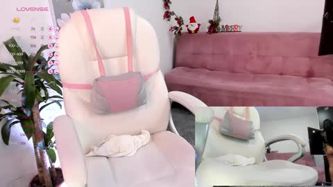 Snapshot of naugthyelli chatting on December 11, 11:10 pm online show from December 11, 11:10 pm