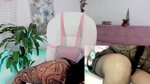 Snapshot of naugthyelli chatting on January 7, 8:42 pm online show from January 7, 8:42 pm