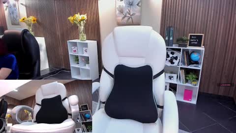 Snapshot of naugthyelli chatting on October 14, 7:47 pm online show from October 14, 7:47 pm