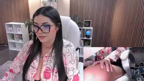 Snapshot of naugthyelli chatting on October 21, 9:48 pm online show from October 21, 9:48 pm