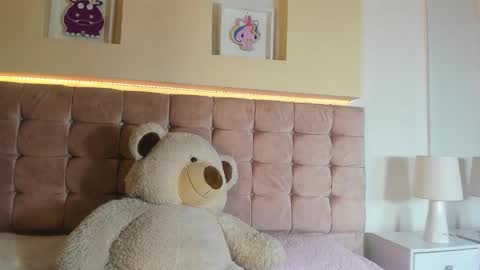 NAYA VELVET online show from November 21, 9:35 pm