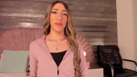 Snapshot of nayla_monroee chatting on July 1, 8:41 pm Nayla online show from July 1, 8:41 pm