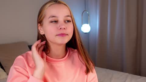 Snapshot of neldaaskins chatting on December 14, 1:39 am Lana online show from December 14, 1:39 am