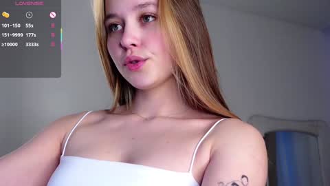 Snapshot of neldaaskins chatting on February 4, 1:56 am Lana online show from February 4, 1:56 am