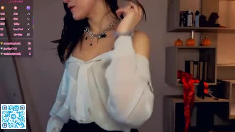 Vicky and Beatrice online show from April 18, 7:58 pm