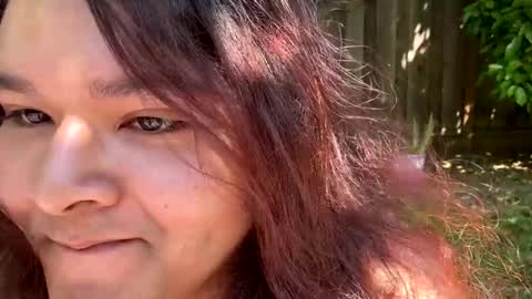 Neon online show from April 9, 8:25 pm