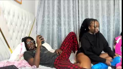 Snapshot of netfux_and_chill chatting on June 17, 7:04 pm netfux_and_chill online show from June 17, 7:04 pm