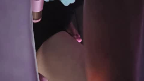 Snapshot of neverenough222 chatting on April 11, 10:41 am neverenough222 online show from April 11, 10:41 am