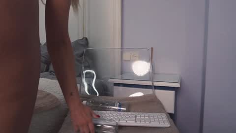 new dee online show from February 1, 12:05 pm