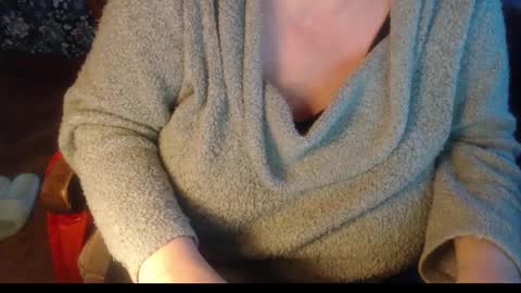 Snapshot of new_milf chatting on December 11, 2:33 pm Lilly online show from December 11, 2:33 pm