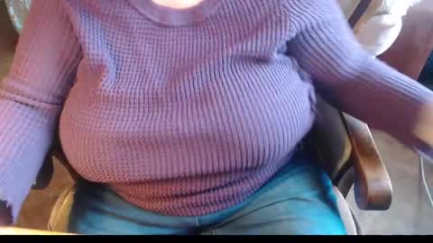 Snapshot of new_milf chatting on December 14, 10:56 am Lilly online show from December 14, 10:56 am