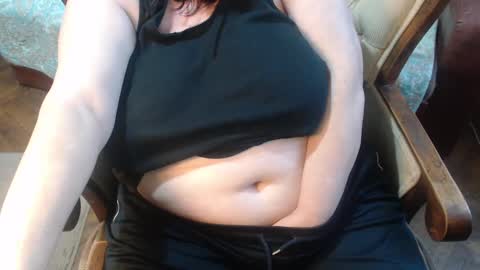 Snapshot of new_milf chatting on December 21, 1:21 pm Lilly online show from December 21, 1:21 pm