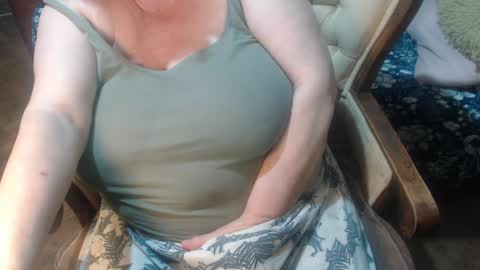 Snapshot of new_milf chatting on January 1, 9:09 pm Lilly online show from January 1, 9:09 pm