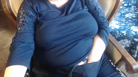 Snapshot of new_milf chatting on January 6, 7:09 am Lilly online show from January 6, 7:09 am