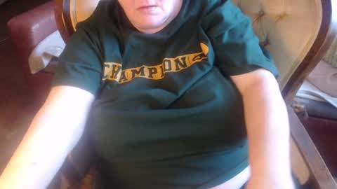 Snapshot of new_milf chatting on January 20, 11:35 am Lilly online show from January 20, 11:35 am