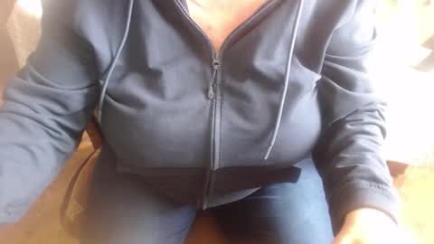 Snapshot of new_milf chatting on October 17, 7:00 am Lilly online show from October 17, 7:00 am