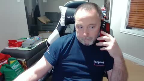 Snapshot of newvvorld chatting on February 5, 10:33 pm NewWorld online show from February 5, 10:33 pm