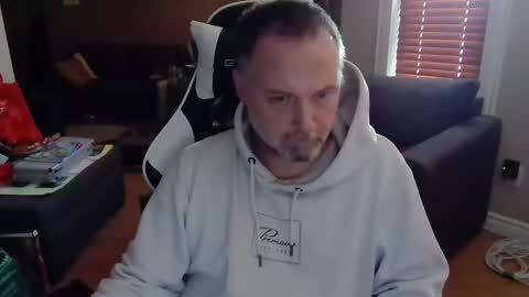 Snapshot of newvvorld chatting on February 18, 12:39 pm NewWorld online show from February 18, 12:39 pm